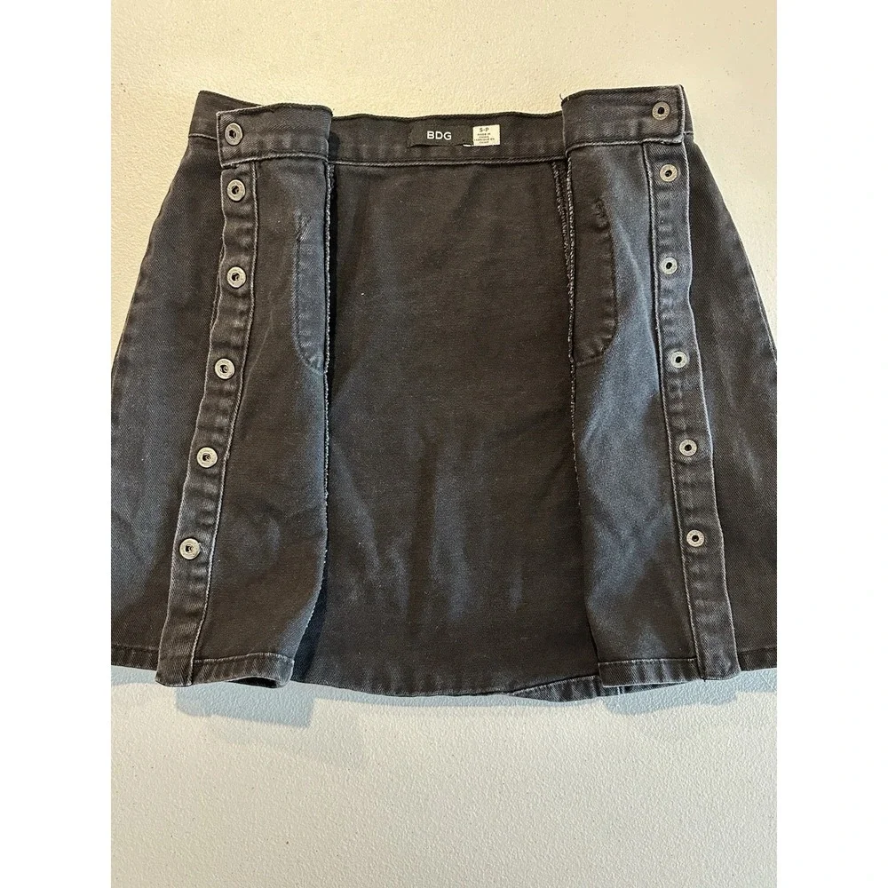 Urban Outfitters BDG Size S Black Denim Snap Button Front Mini Skirt‎ Pockets